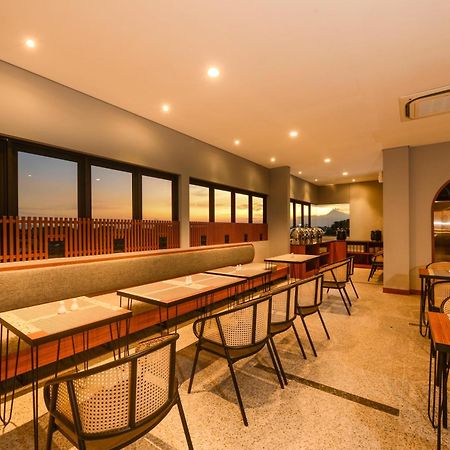 Nata Azana Hotel Solo エクステリア 写真